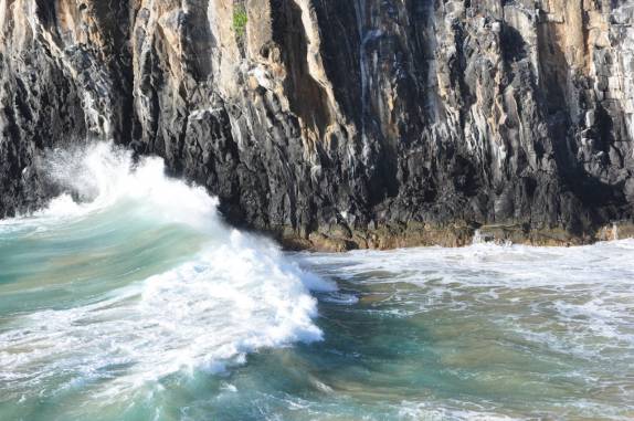 Grandes ondas no morro dos Dois Irmãos, em Fernando de Noronha - PE Grandes ondas no morro dos Dois Irmãos, em Fernando de Noronha - PE