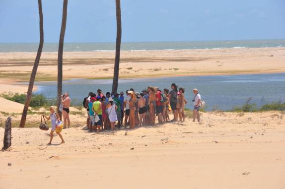Grupo se aperta na sombra de coqueiros para ouvir o guia, na Foz do Rio São Francisco, divisa entre os estados de Alagoas e Sergipe (município de Piaçabuçu - AL)