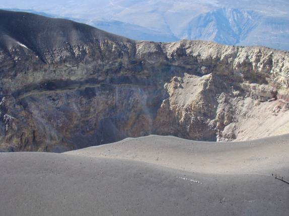 Grupo se aproxima da gigantesca boca do El Mistí, em Arequipa - Peru Grupo se aproxima da gigantesca boca do El Mistí, em Arequipa - Peru