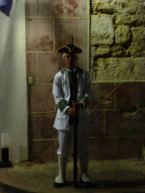 Guarda vestido para a cerimônia do 'canhonaço', na Fortaleza de San Carlos, em Havana - Cuba Guarda vestido para a cerimônia do 'canhonaço', na Fortaleza de San Carlos, em Havana - Cuba