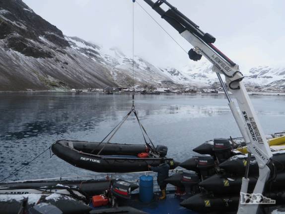 Guindaste do Sea Spirit recolhe um zodiac no deck, em Stromness, na Geórgia do Sul Guindaste do Sea Spirit recolhe um zodiac no deck, em Stromness, na Geórgia do Sul