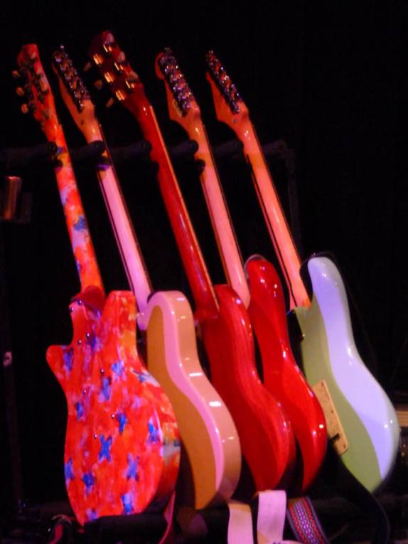 Guitarras expostas em loja da Beale Street, em Memphis, no Tennessee - EUA