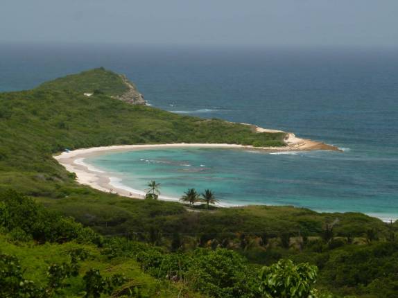 Half Moon Bay, uma miragem na costa sudeste de Antígua, no Caribe Half Moon Bay, uma miragem na costa sudeste de Antígua, no Caribe
