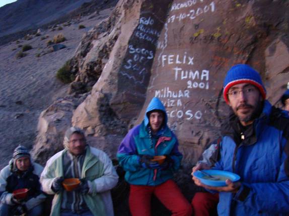 Hora de 'cena' no acampamento no vulcão El Mistí, em Arequipa - Peru Hora de 'cena' no acampamento no vulcão El Mistí, em Arequipa - Peru