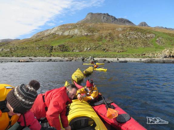 Hora de entrar no caiaque: alguém segura por cima, alguém segura por baixo e nós entramos! (em Ocean Harbour, na Geórgia do Sul) Hora de entrar no caiaque: alguém segura por cima, alguém segura por baixo e nós entramos! (em Ocean Harbour, na Geórgia do Sul)