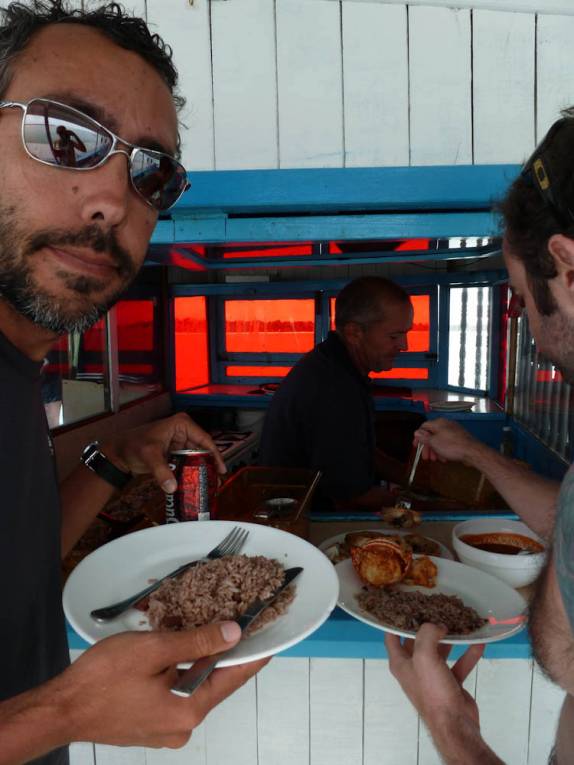 Hora do almoço no nosso barco na Isla de la Juventud, em Cuba Hora do almoço no nosso barco na Isla de la Juventud, em Cuba
