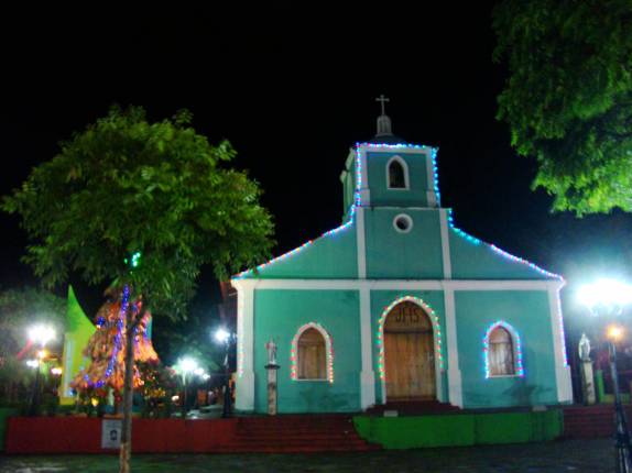 Igreja decorada para o natal em San Juan del Sur, na Nicarágua Igreja decorada para o natal em San Juan del Sur, na Nicarágua