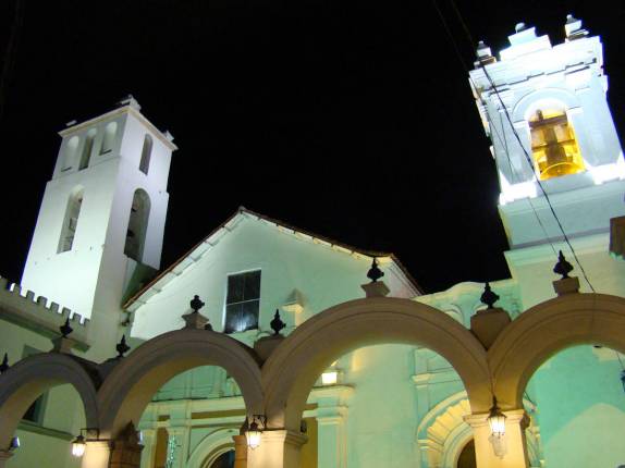 Iluminação noturna da bela igreja de São Francisco, em Sucre - Bolívia