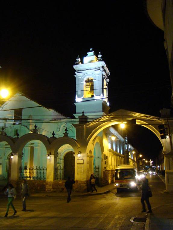 Iluminação noturna da bela igreja de São Francisco, em Sucre - Bolívia Iluminação noturna da bela igreja de São Francisco, em Sucre - Bolívia