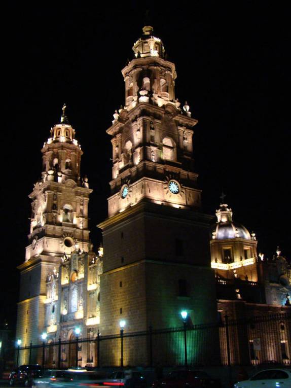Iluminação noturna da Catedral de Morelia, no México Iluminação noturna da Catedral de Morelia, no México