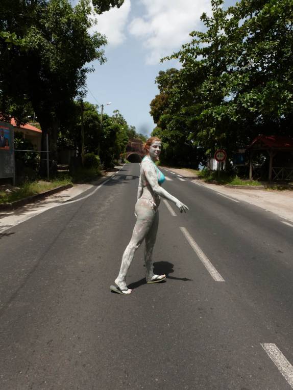 Indo para a praia coberta de lama vulcânica, em St. Pierre, na Martinica Indo para a praia coberta de lama vulcânica, em St. Pierre, na Martinica