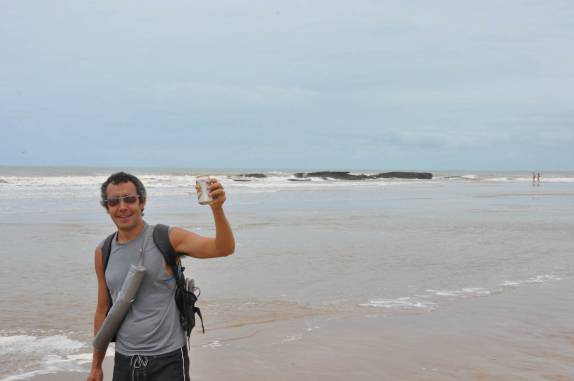 Início da caminhada para a Bahia, já carregado com os víveres de primeira necessidade (em Itaúnas - ES)