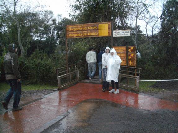 InÃcio da trilha para a 'Garganta del Diablo', como ela é conhecida na Argentina (no parque em em Puerto Iguazu - Argentina InÃcio da trilha para a 'Garganta del Diablo', como ela é conhecida na Argentina (no parque em em Puerto Iguazu - Argentina
