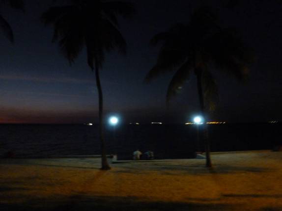 Início de noite admirando a baía na aristocrática Punta Gorda, em Cienfuegos, em Cuba