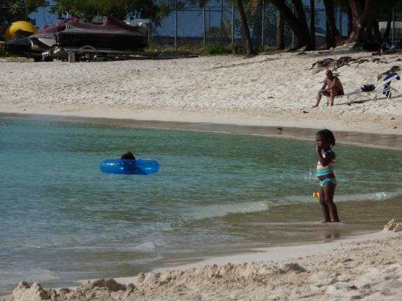 Jamaicanos vão à praia em Montego Bay Jamaicanos vão à praia em Montego Bay