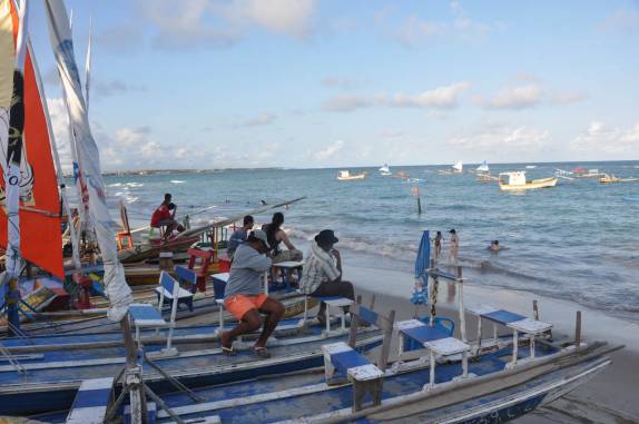Jangadeiros de folga na maré alta em Porto de Galinhas - PE Jangadeiros de folga na maré alta em Porto de Galinhas - PE