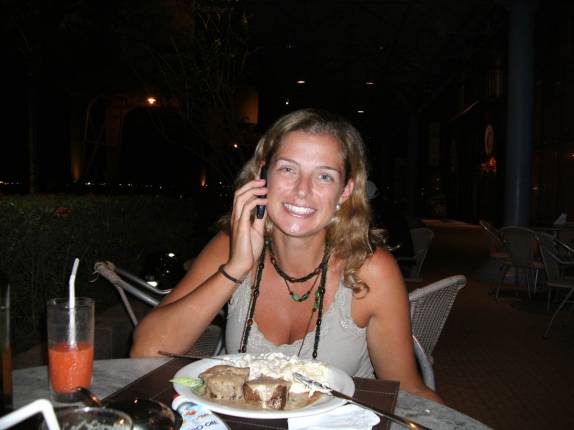 Jantando e falando ao telefone na Estação das Docas, em Belém - PA Jantando e falando ao telefone na Estação das Docas, em Belém - PA