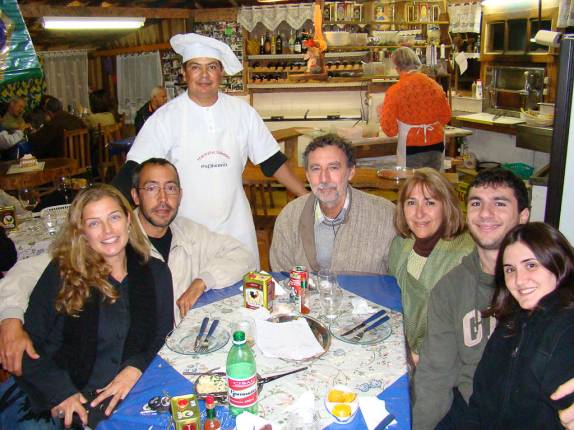 Jantar na Esfirraria de Passa Quatro - MG com o Cesar, Suzana, filho e namorada e com o Waldir Jantar na Esfirraria de Passa Quatro - MG com o Cesar, Suzana, filho e namorada e com o Waldir