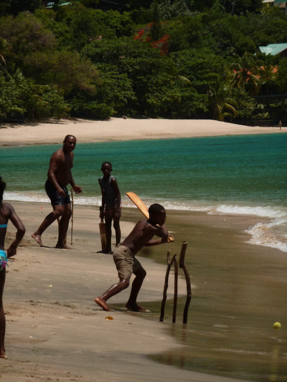 Jogando Bets em praia de Bequia, em São Vicente e Granadinas, no sul do Caribe Jogando Bets em praia de Bequia, em São Vicente e Granadinas, no sul do Caribe