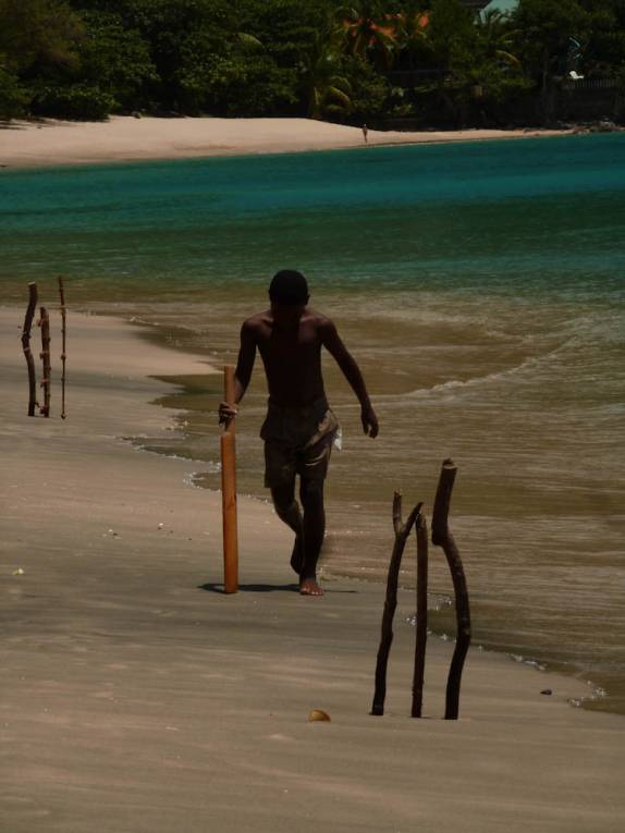 Jogando Bets em praia de Bequia, em São Vicente e Granadinas, no sul do Caribe Jogando Bets em praia de Bequia, em São Vicente e Granadinas, no sul do Caribe
