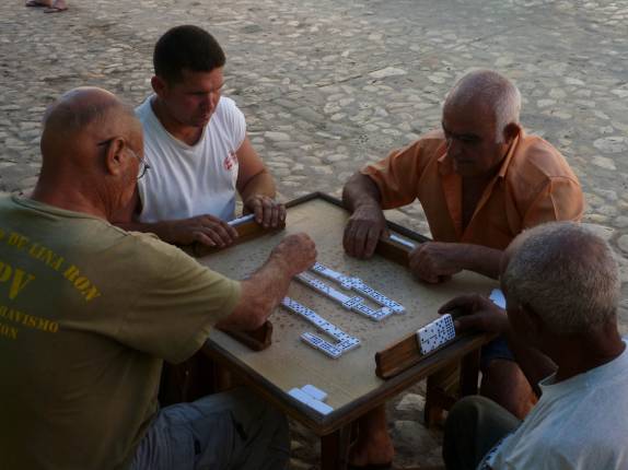 Jogo de dominó nas ruas de Trinidad, em Cuba Jogo de dominó nas ruas de Trinidad, em Cuba