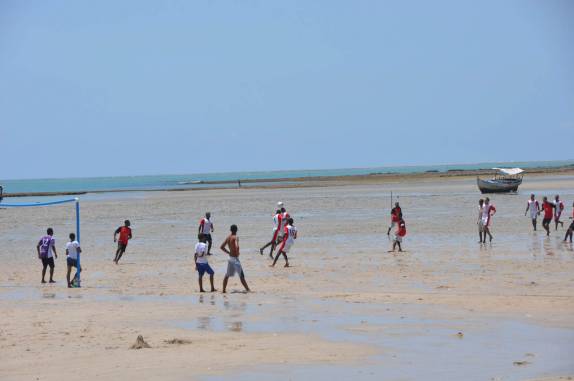 Jogo de futebol na maré seca em Moreré, na Ilha de Boipeba - BA Jogo de futebol na maré seca em Moreré, na Ilha de Boipeba - BA