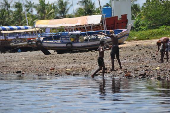 Jovens trabalham no  porto de Valença - BA