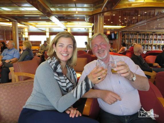 Junto com o brasileiro Gunar, na sala de estar do Sea Spirit. AO fundo, a biblioteca do navio (em St Andrews Bay, na Geórgia do Sul) Junto com o brasileiro Gunar, na sala de estar do Sea Spirit. AO fundo, a biblioteca do navio (em St Andrews Bay, na Geórgia do Sul)