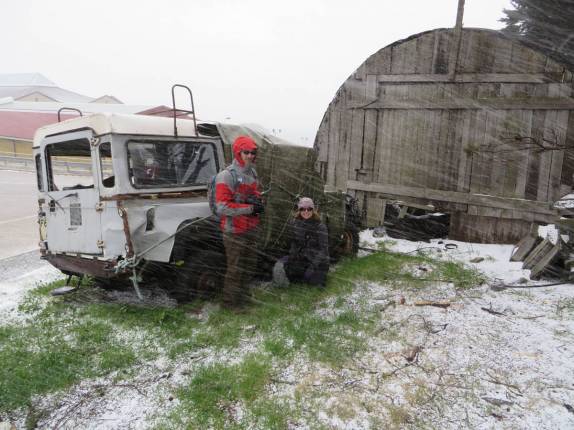 Junto com o Jeff, protegendo-se da neve repentina em Port Stanley, a capital de Falkland