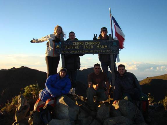 Junto com os outros madrugadores no cume do Chirripó, na Costa Rica