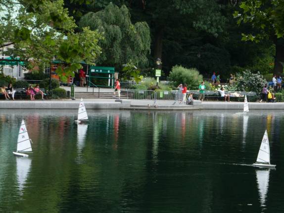 Lago no Central Park conhecido por seus 'veleiros de brinquedo', em Nova Iorque - Estados Unidos