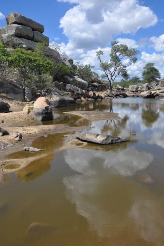 Lagoa formada por um rio temporário ao lado do Saco de Lã, na região de Cabaceiras - PB