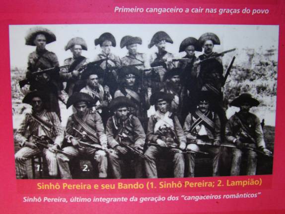 Lampião novinho, no bando do cangaceiro Sinhó Pereira, em foto do memorial da Praça da Resistência, em Mossoró - RN Lampião novinho, no bando do cangaceiro Sinhó Pereira, em foto do memorial da Praça da Resistência, em Mossoró - RN