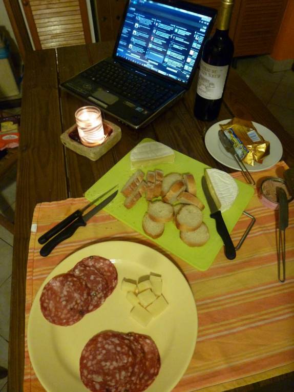 Lanche de queijos e vinho, enquanto trabalhamos um pouco em Grande Anse, em Basse Terre, em Guadalupe, no Caribe Lanche de queijos e vinho, enquanto trabalhamos um pouco em Grande Anse, em Basse Terre, em Guadalupe, no Caribe