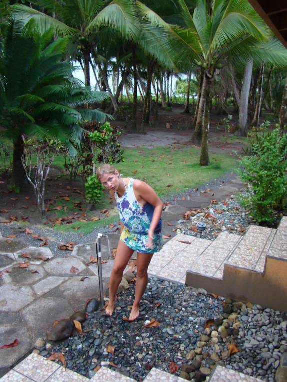 Lavando o pé depois de passeio na praia de Zancudo, no litoral Pacífico da Costa Rica