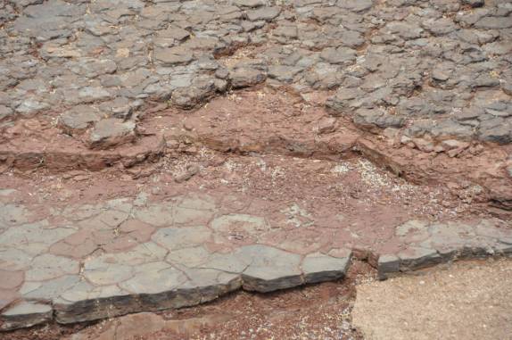 Leitos fossilizados de rio no Vale dos Dinossauros, em Sousa - PB