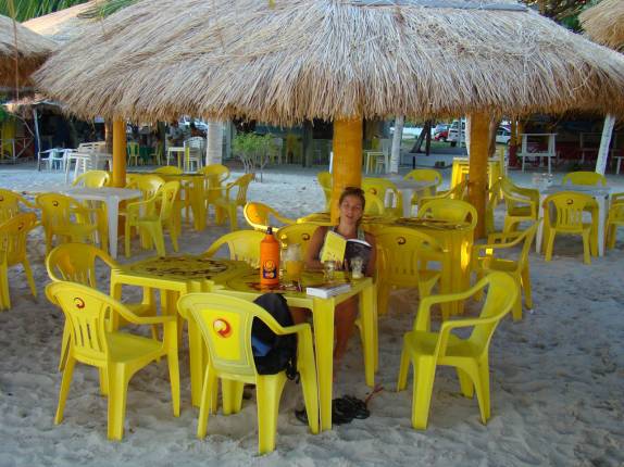 Lendo livro de Joca Oeiras no finzinho de tarde em Itamaracá - PE Lendo livro de Joca Oeiras no finzinho de tarde em Itamaracá - PE