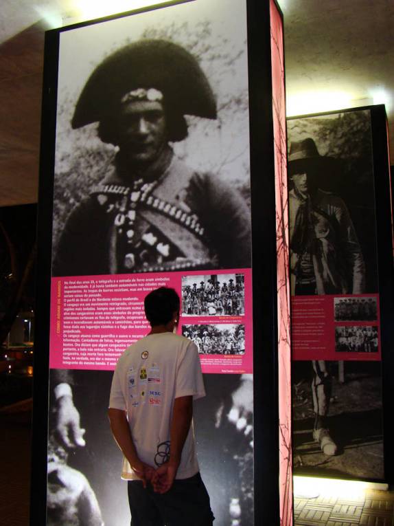 Lendo sobre Lampião, no memorial da Praça da Resistência, em Mossoró - RN Lendo sobre Lampião, no memorial da Praça da Resistência, em Mossoró - RN