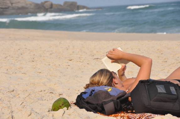 Lendo um pouquinho na Prainha, final de tarde (Rio de Janeiro - RJ) Lendo um pouquinho na Prainha, final de tarde (Rio de Janeiro - RJ)