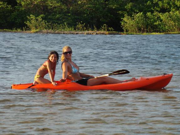 Levando crianças para passear de caiaque no rio de Tabatinga, em Jacumã, distrito de Conde - PB Levando crianças para passear de caiaque no rio de Tabatinga, em Jacumã, distrito de Conde - PB