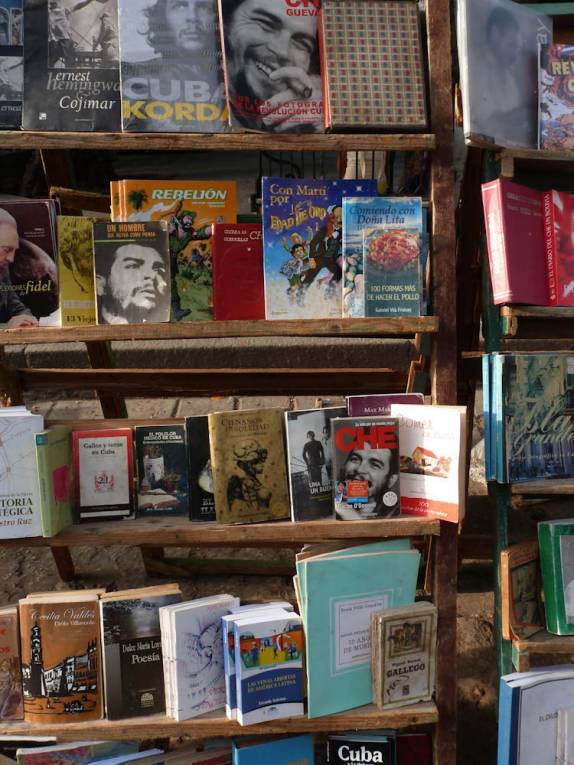Livros à venda nas ruas do centro de Havana, capital de Cuba