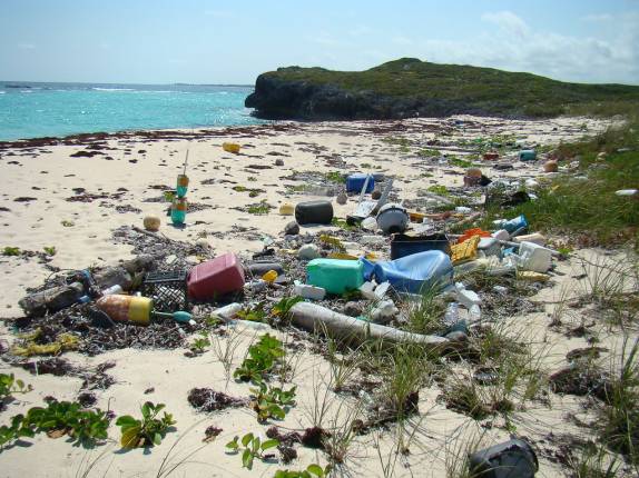 Lixo na praia, durante caminhada em Middle Caicos Lixo na praia, durante caminhada em Middle Caicos