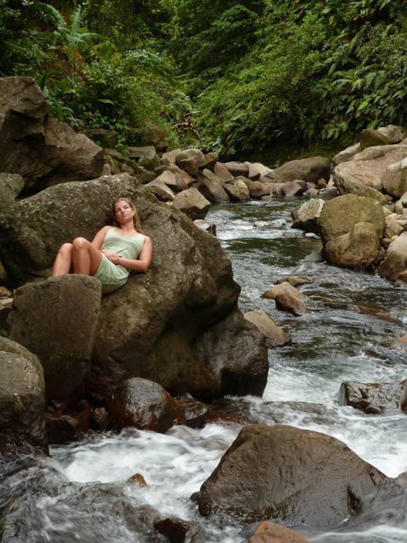 Local perfeiro para descanso e reflexão no Parque Nacional em Basse Terre, em Guadalupe, no Caribe Local perfeiro para descanso e reflexão no Parque Nacional em Basse Terre, em Guadalupe, no Caribe