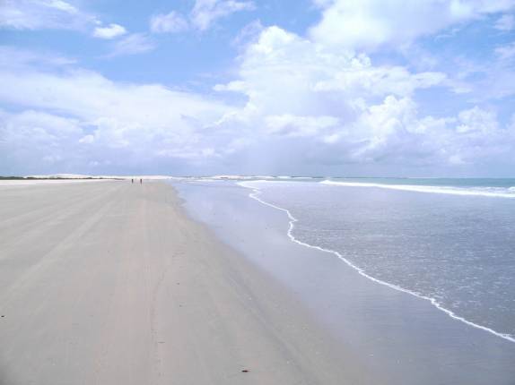 Longa praia no caminho para o Mangue Seco, em Jericoacoara - CE Longa praia no caminho para o Mangue Seco, em Jericoacoara - CE