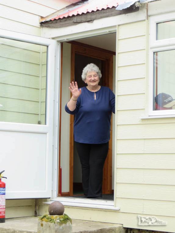 Lorraine se despede de nós na sua casa em Carcass Island, no noroeste das Ilhas Malvinas Lorraine se despede de nós na sua casa em Carcass Island, no noroeste das Ilhas Malvinas