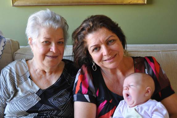 Luiza, a vovó e a bisa, em Curitiba - PR
