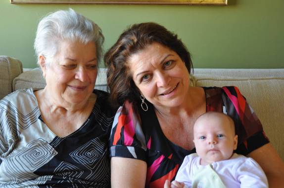 Luiza, a vovó e a bisa, em Curitiba - PR Luiza, a vovó e a bisa, em Curitiba - PR