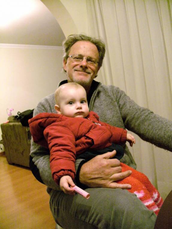 Luiza com o vô Mário, em Curitiba - PR Luiza com o vô Mário, em Curitiba - PR