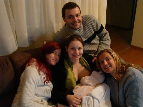 Luiza com papai, mamãe e titias, em Curitiba - PR Luiza com papai, mamãe e titias, em Curitiba - PR