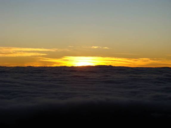 Magnífico nascer-do-sol visto dos 3.820 metros do pico Chirripó, ponto mais alto da Costa Rica